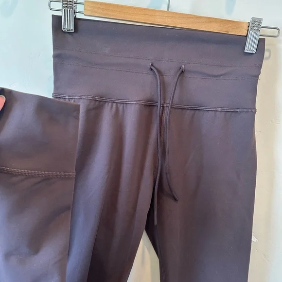 Vuori Daily High-Waisted Leggings in Sangria Small Short - Picture 6 of 10